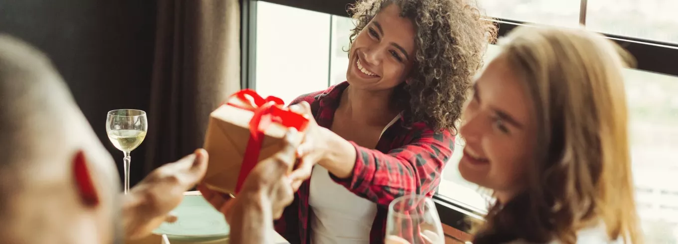 Freude über nachhaltige Geschenke bei Mitarbeitern | Pluxee